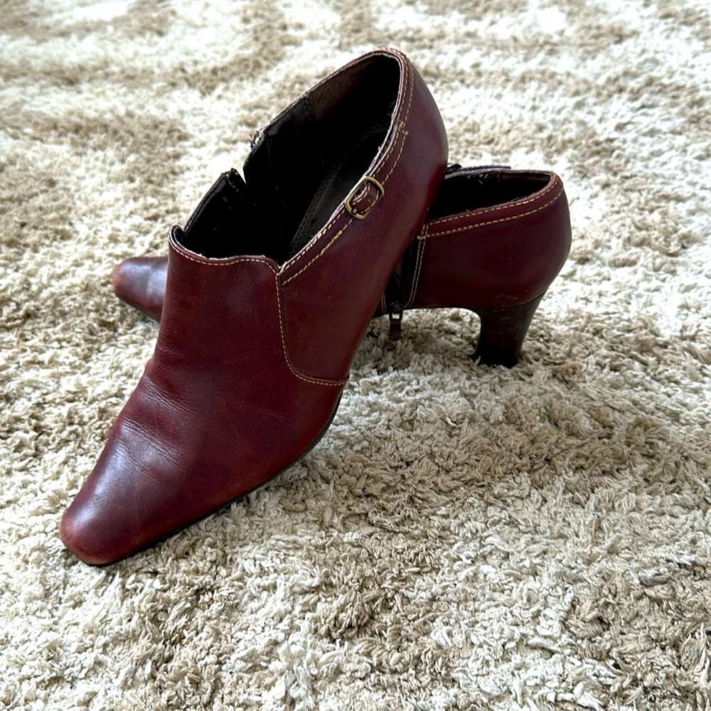 Liz Claiborne booties size 7